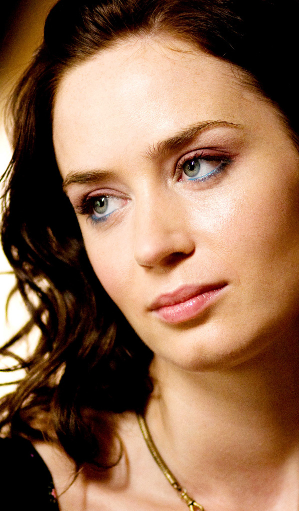 Популярная актриса, брюнетка Эмили Блант