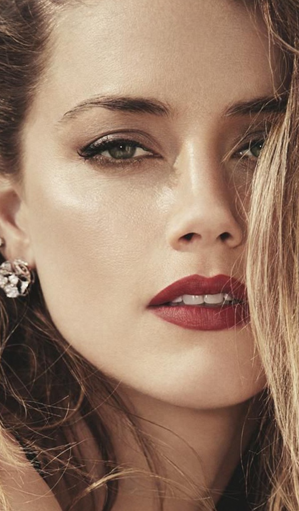 Популярная блондинка актриса Эмбер Хёрд с красными губами