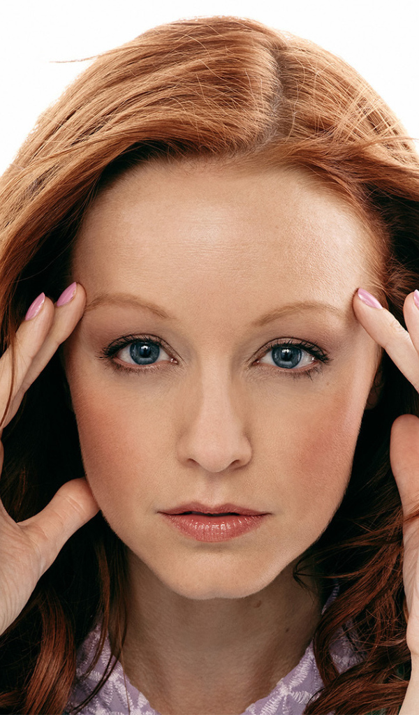 Рыжеволосая канадская актриса Линди Бут с голубыми глазами 