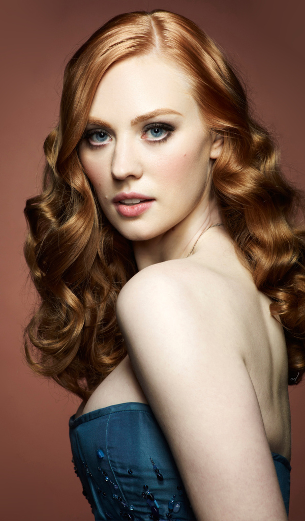 Рыжеволосая актриса Дебора Энн Уолл 