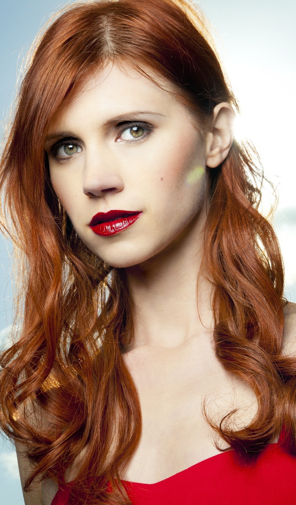 Рыжеволосая актриса Джули МакНивен с красными губами