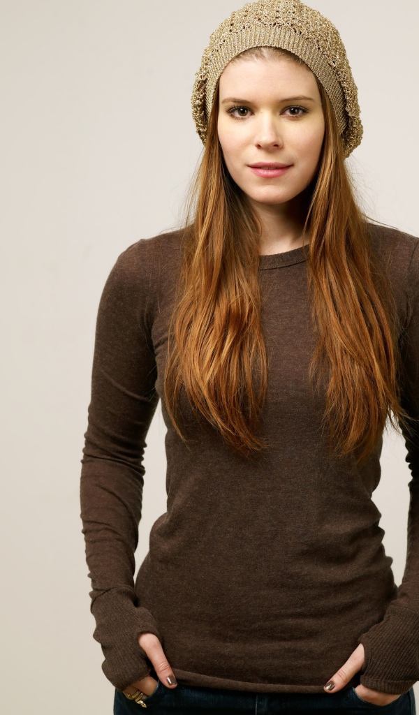 Рыжеволосая актриса Кейт Мара в шапке