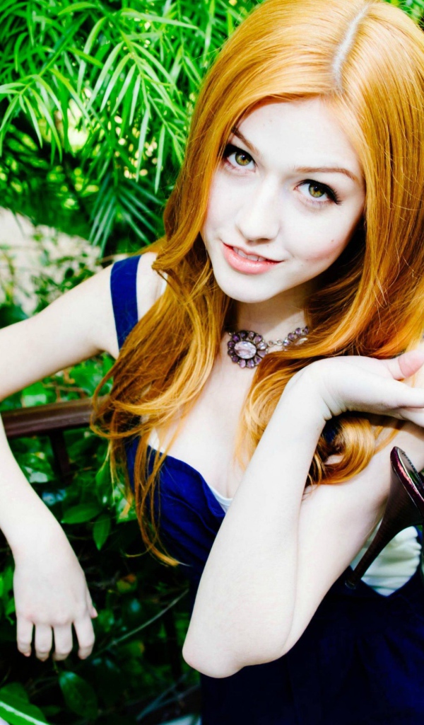 Рыжеволосая девушка, актриса Кэтрин Макнамара