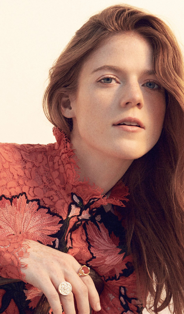 Рыжеволосая девушка актриса Роуз Лесли 