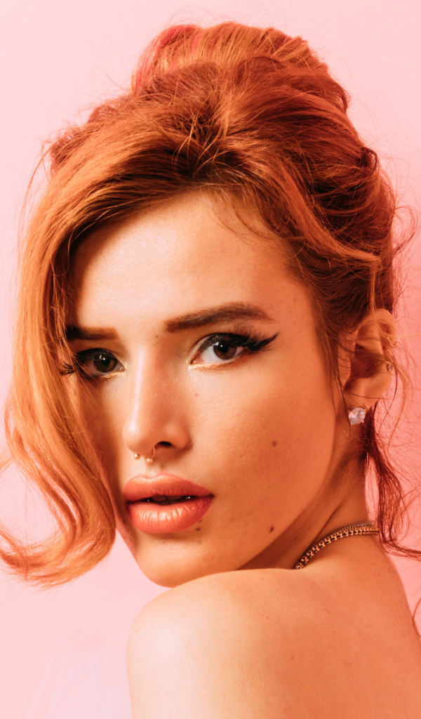 Рыжеволосая молодая девушка актриса Белла Торн