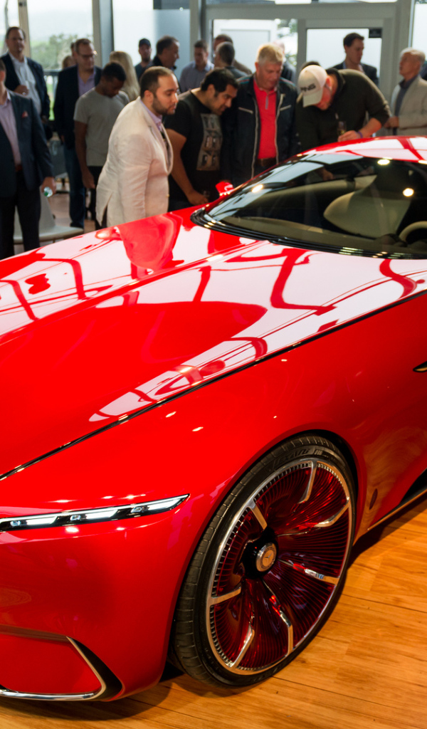 Красный электрокар Mercedes-Maybach 6 на выставке 