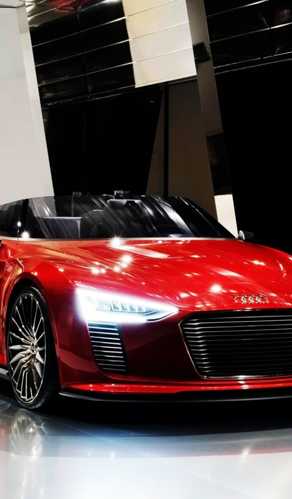 Красный гибридный электромобиль Audi e-Tron Spyder 