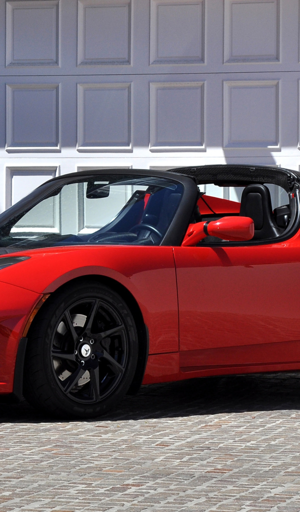 Красный спортивный электромобиль Tesla Roadster 