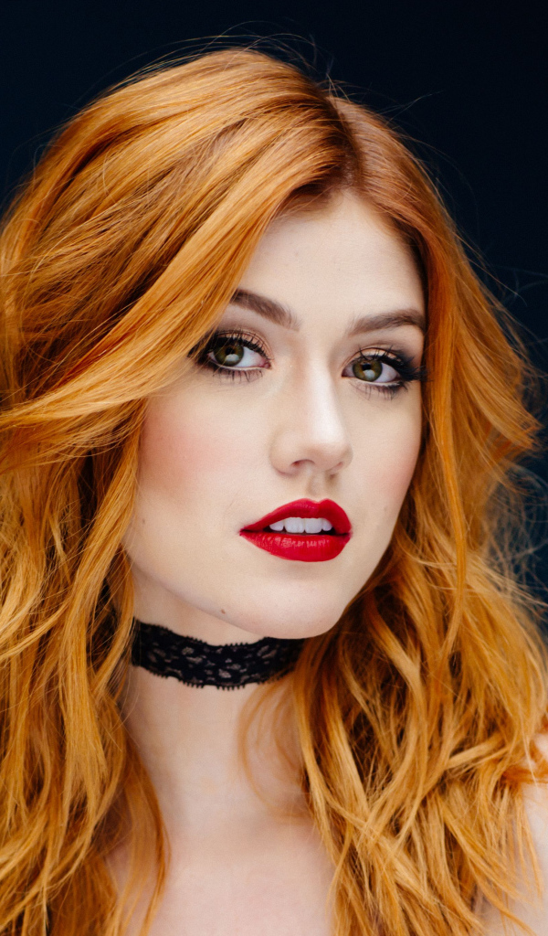 Рыжеволосая актриса Кэтрин Макнамара с красными губами 