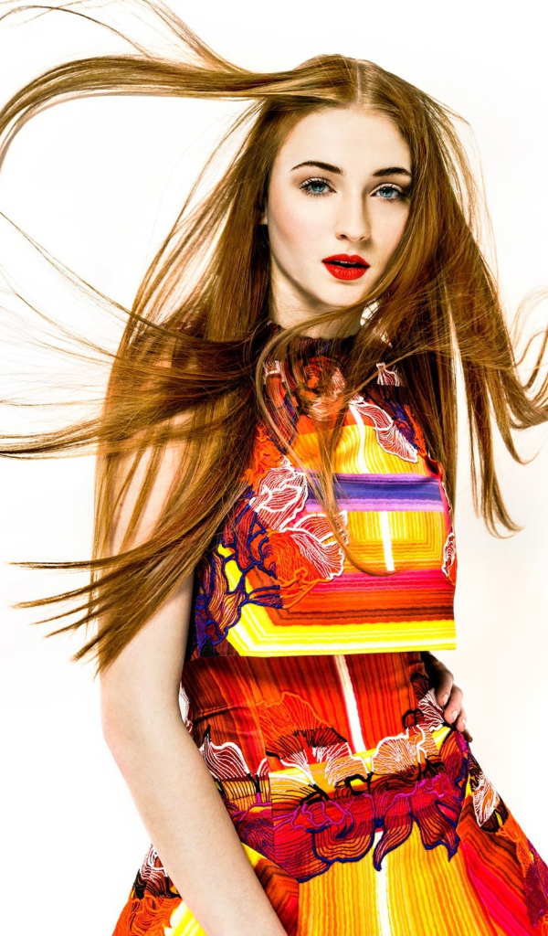 Рыжеволосая актриса Софи Тёрнер фото на белом фоне 