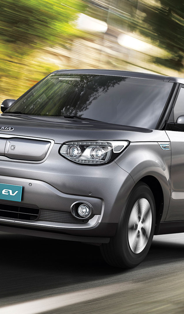 Серебристый электромобиль Kia Soul EV в движении 