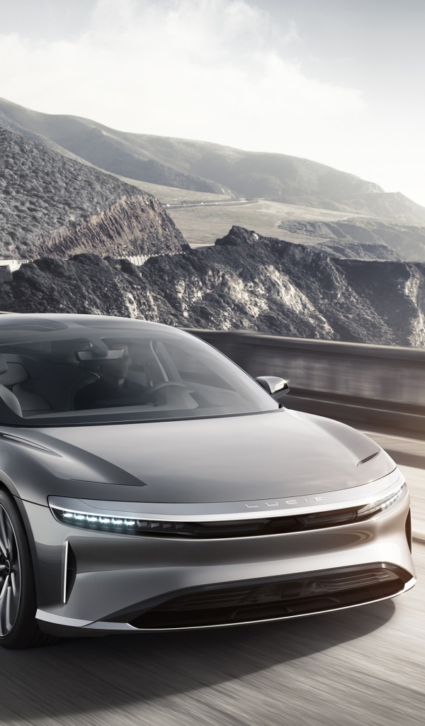 Серебристый электрокар Lucid Air  на трассе