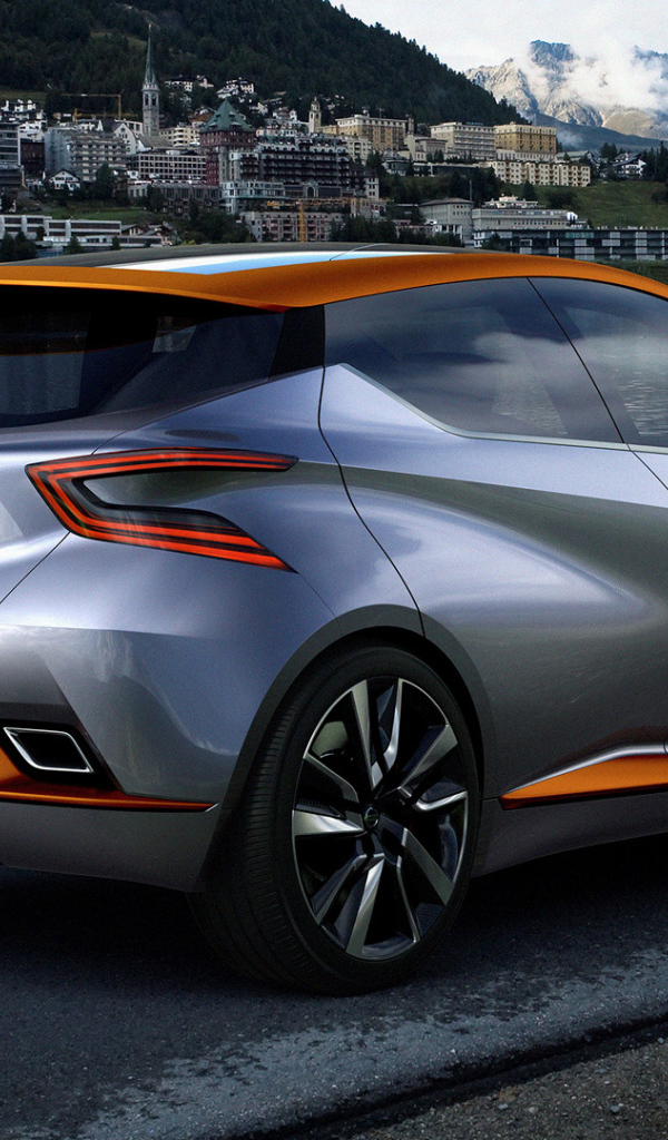 Серебристый электромобиль Nissan Sway 