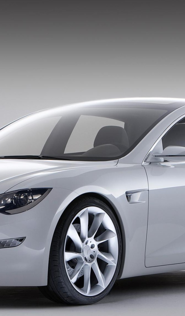 Серебристый электромобиль Tesla Model S