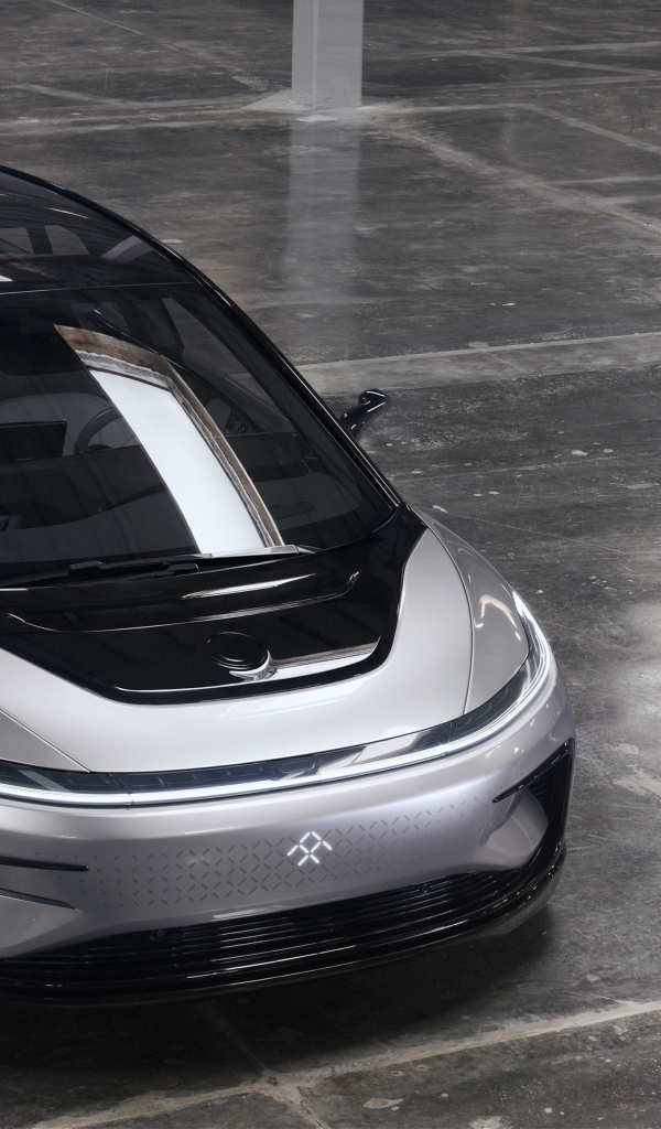Серебристый электрический автомобиль Faraday Future FF 91, 2017 года 