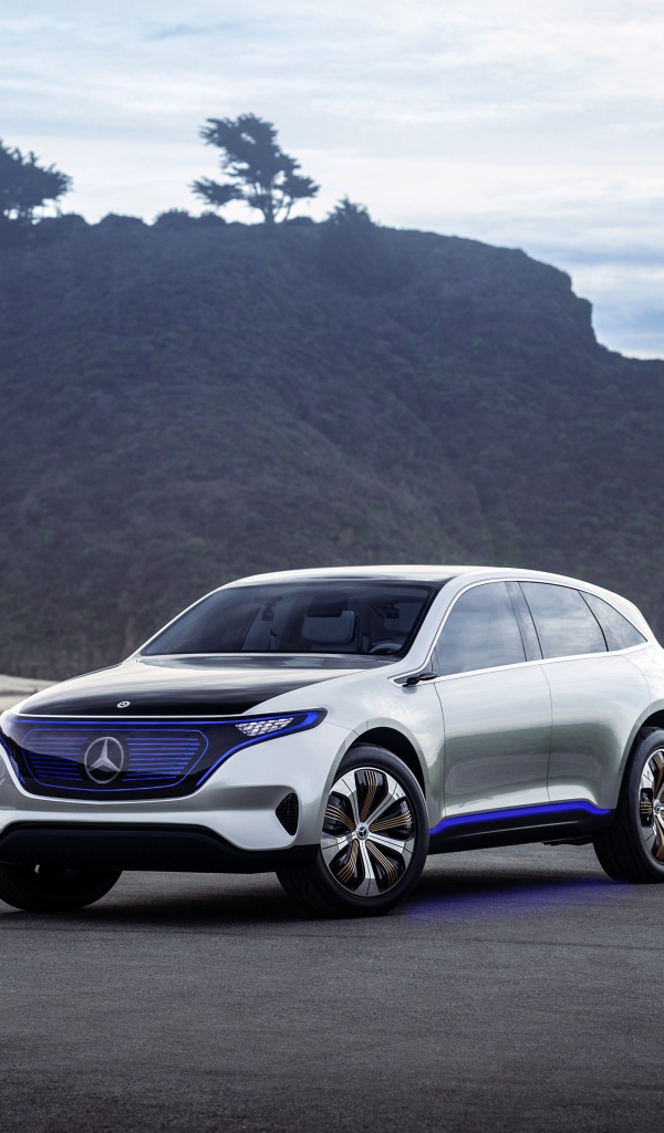 Серебристый электромобиль Mercedes Generation EQ у океана