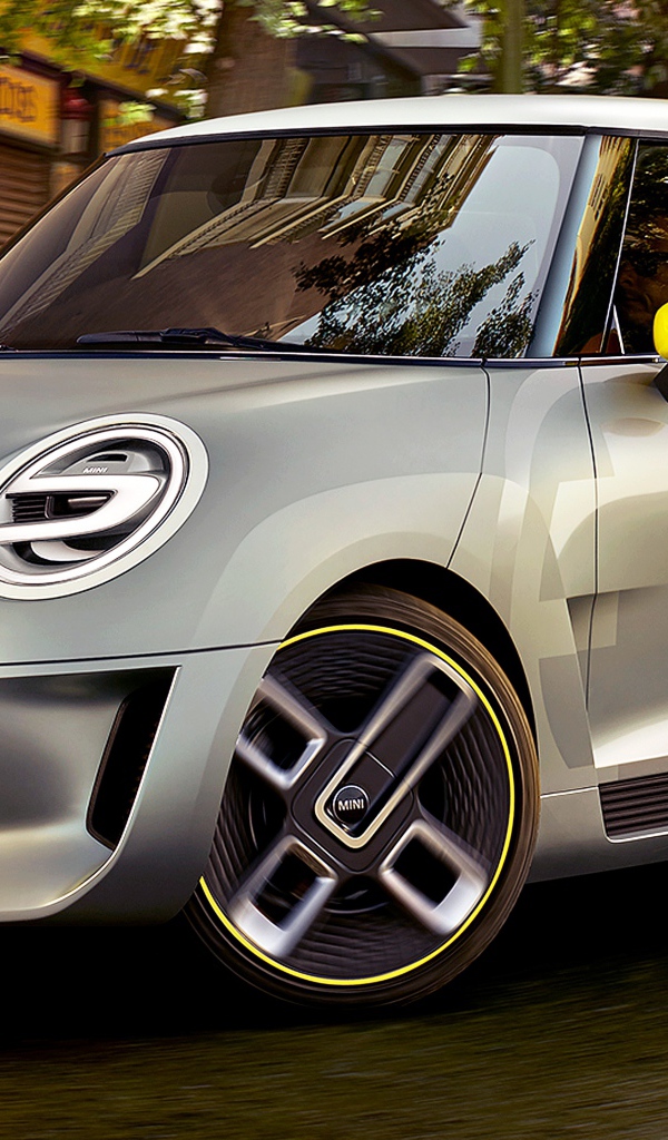 Серебристый электрический автомобиль Mini Electric