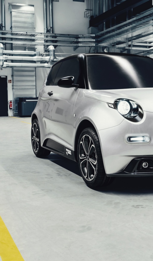 Серебристый маленький электромобиль e.GO Life