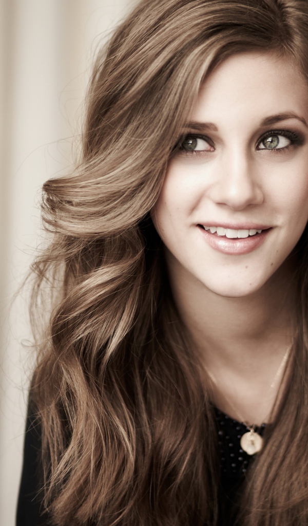 Улыбающаяся американская актриса Лили Рейнхарт