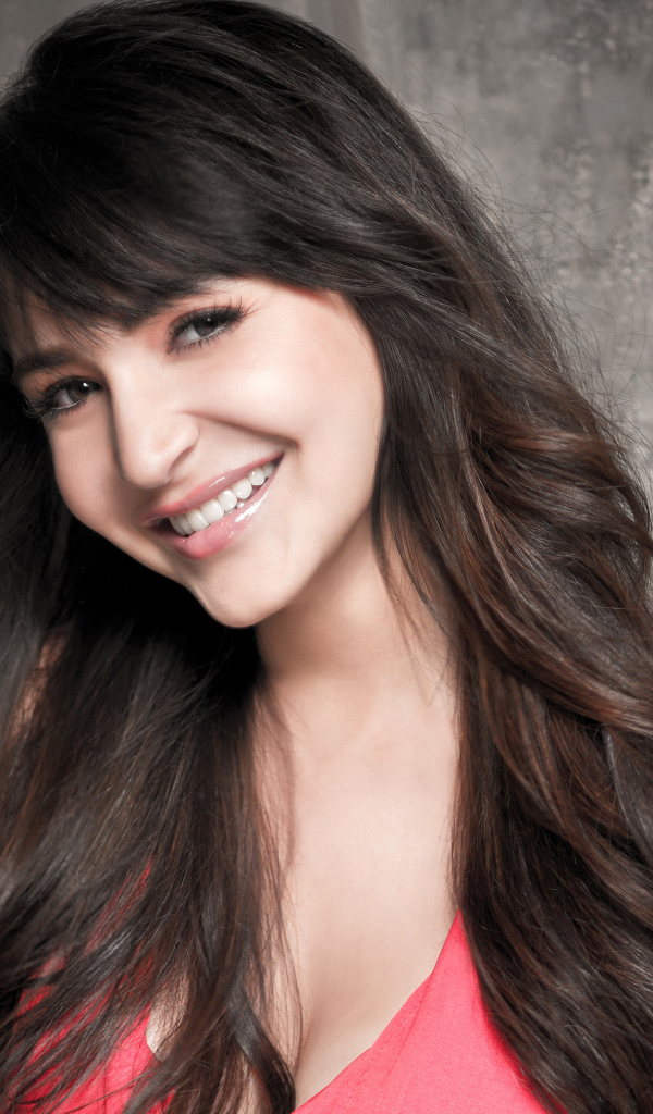 Улыбающаяся индийская актриса Анушка Шарма