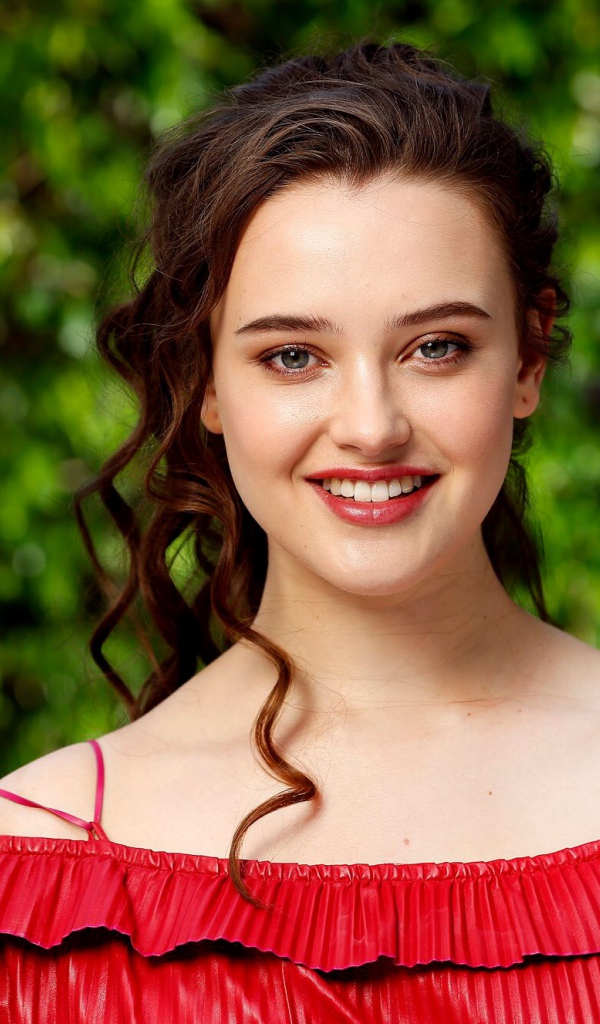 Улыбающаяся актриса Кэтрин Лэнгфорд в красном платье