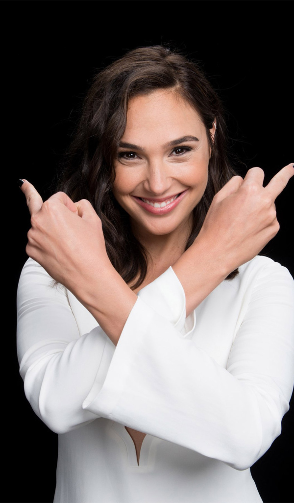 Улыбающаяся актриса Галь Гадот фото на черном фоне