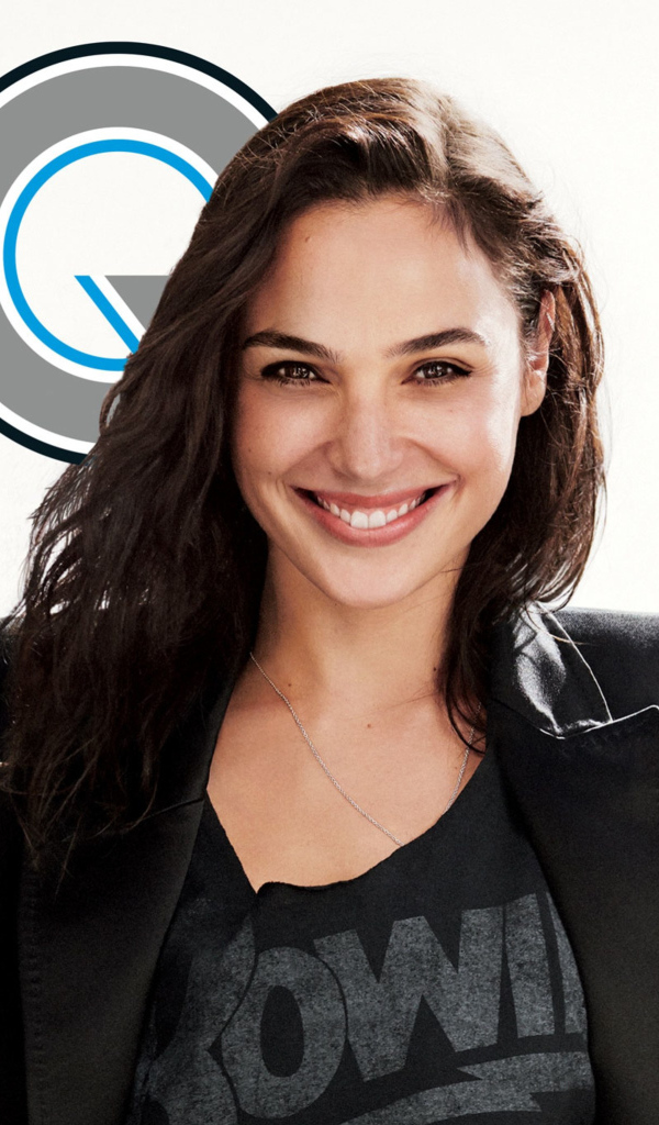 Улыбающаяся брюнетка актриса Галь Гадот