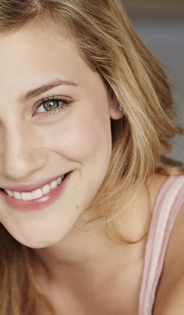 Улыбающаяся зеленоглазая актриса Лили Рейнхарт
