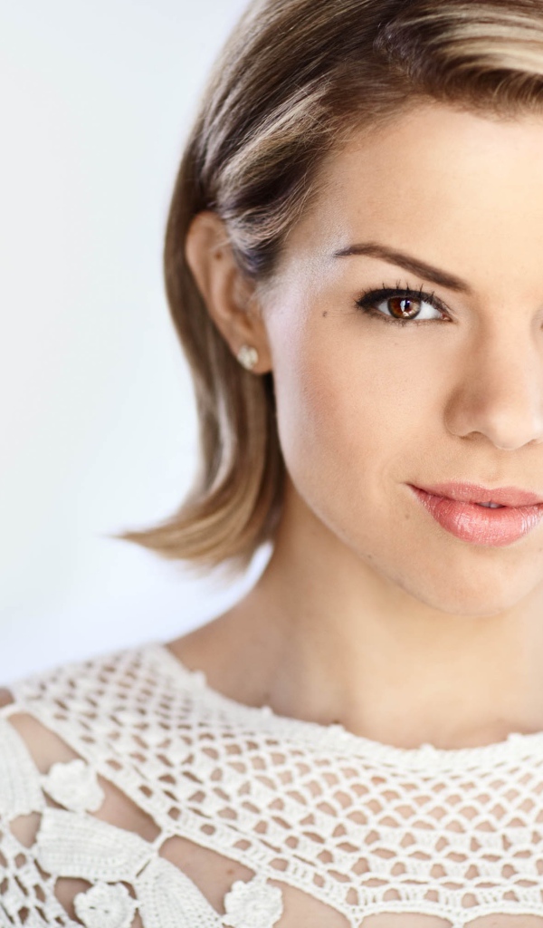 Стильная канадская актриса  Эли Либерт фото на белом фоне