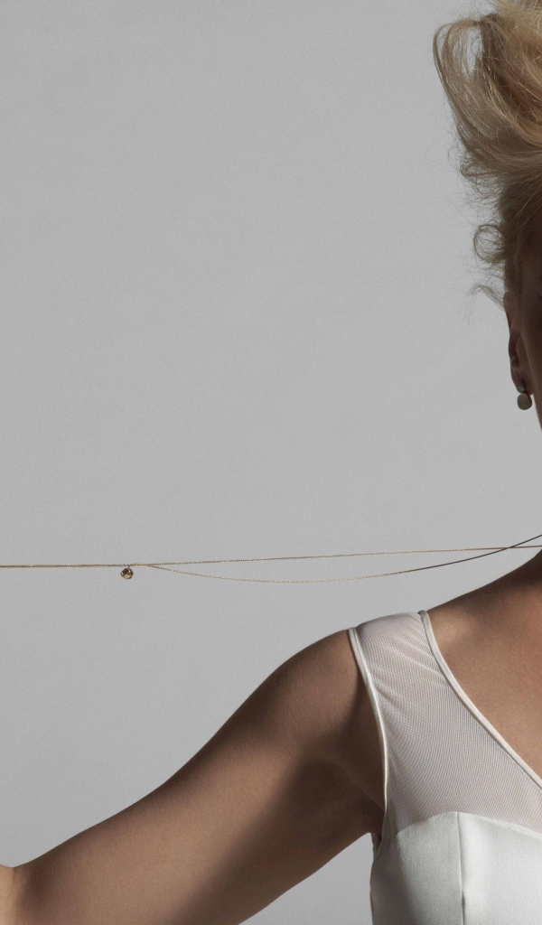 Стильная актриса Эбби Корниш фото на сером фоне