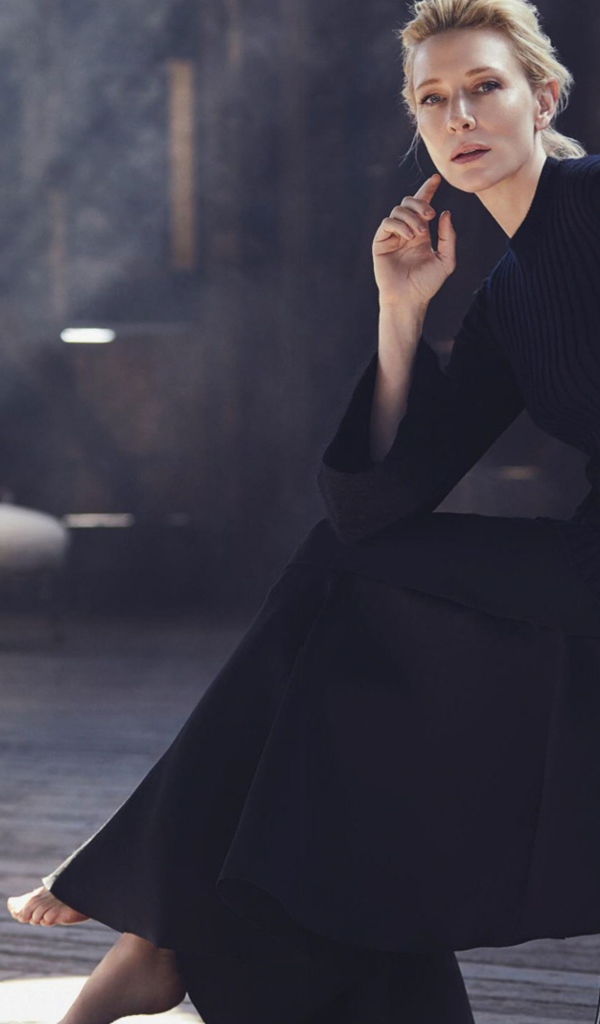 Стильная актриса  Кейт Бланшетт в красивом черном платье