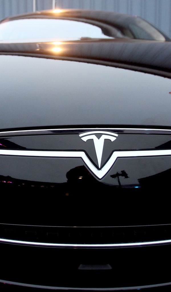 Стильный черный автомобиль Tesla Model 3 вид спереди