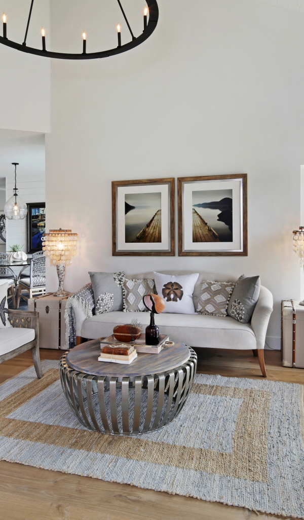 Стильная гостиная комната в серых тонах с камином