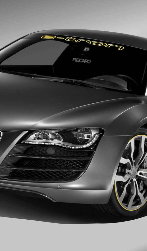 Стильный серебристый электромобиль Audi R8 e-tron 