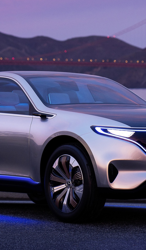 Стильный серебристый электромобиль  Mercedes Generation EQ