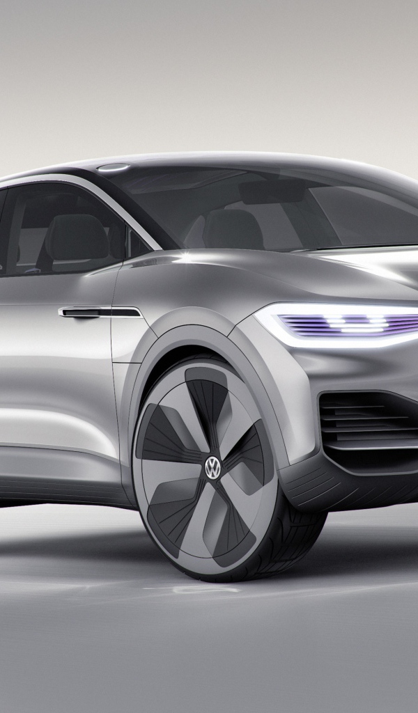 Стильный серебристый электромобиль Volkswagen I.D. CROZZ l на сером фоне