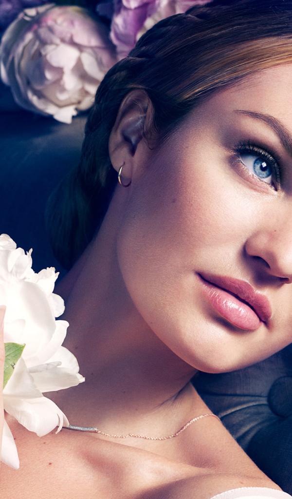 Супермодель  Кэндис Свейнпол с белым цветком 