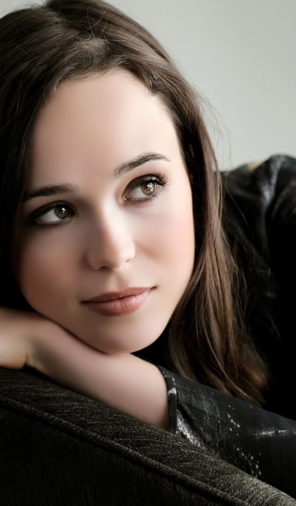 Нежна девушка брюнетка актриса Эллен Пейдж