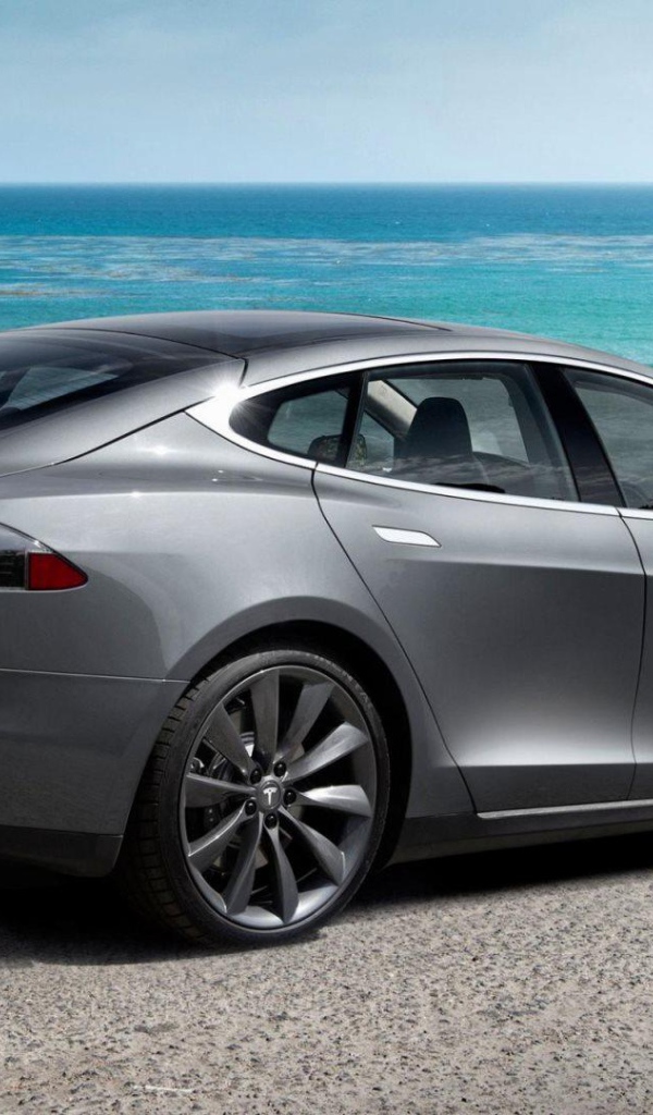 Электрокар Tesla Model S на фоне океана   