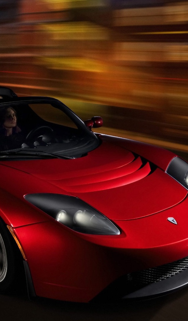 Спортивный электромобиль Tesla Roadster на трассе 