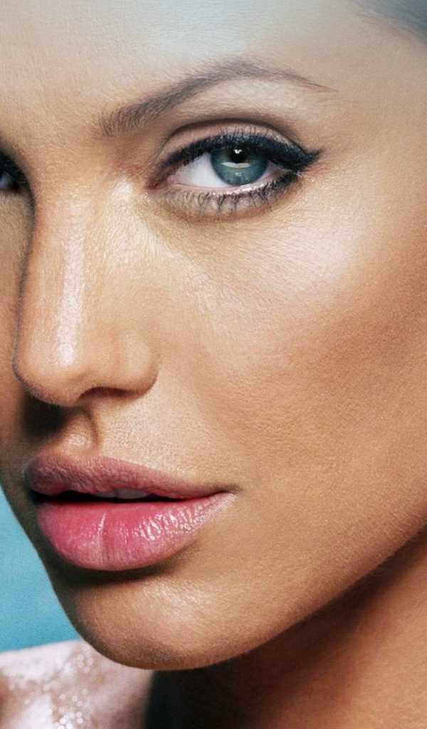 Манящий взгляд популярной актрисы Анджелины Джоли