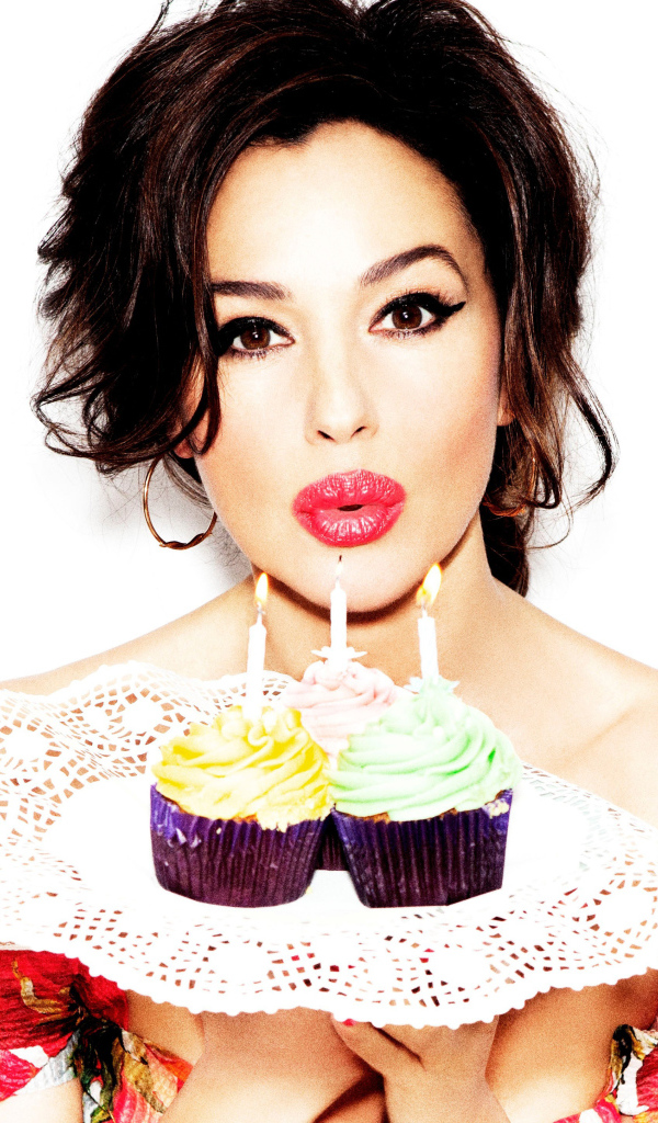 Красивая актриса Моника Беллуччи с маффинами 