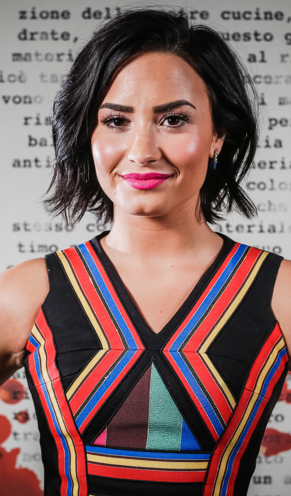 Девушка брюнетка Деми Ловато в ярком платье 