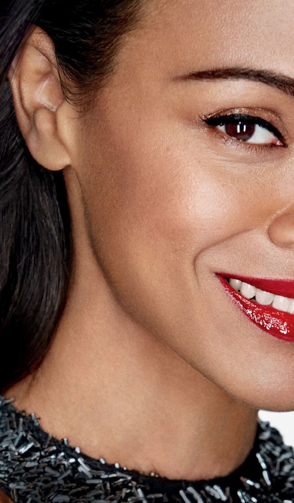 Обворожительная улыбка актрисы Зои Салдана 