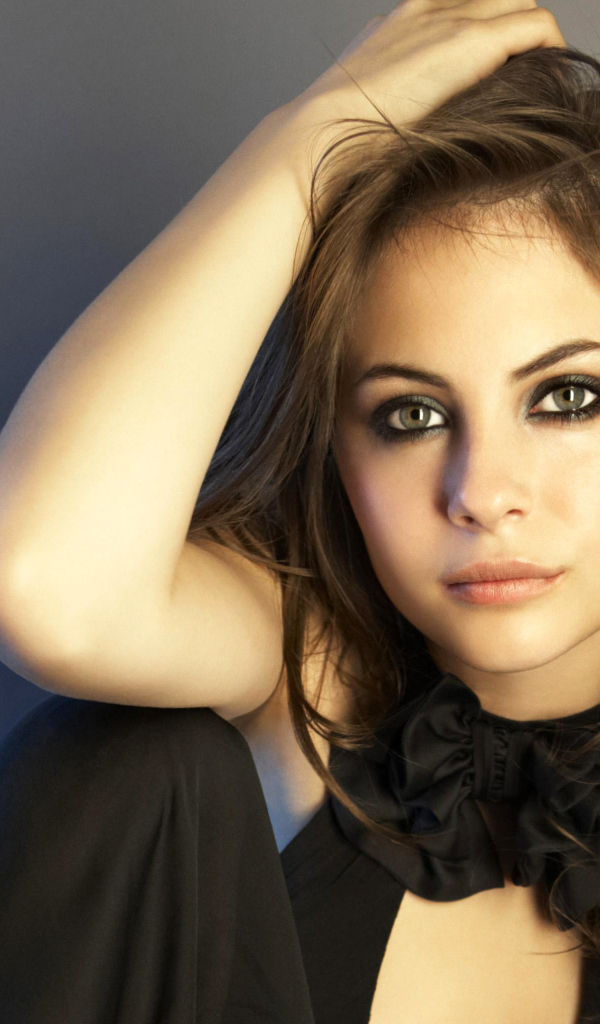 Знаменитая актриса Уилла Холланд в черном наряде