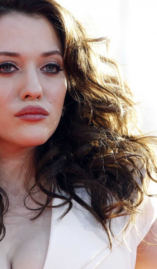 Знаменитая актриса, брюнетка Кэт Деннингс