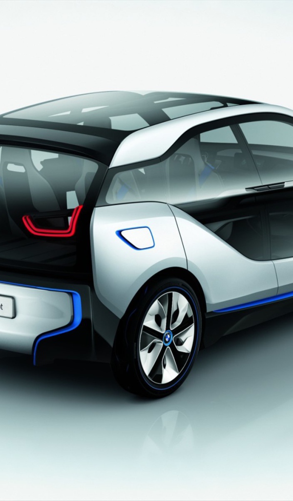 Новый электромобиль БМВ на белом фоне