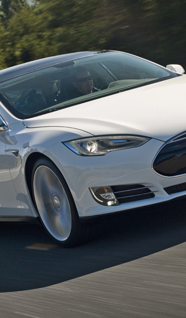 Белоснежный электромобиль Тесла на трассе 