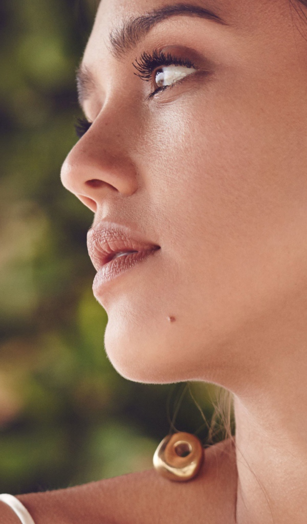 Задумчивый взгляд актрисы Джессики Альба