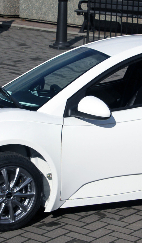 Белый электромобиль Solo модель 2017 года 